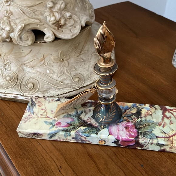 Egyptian hand blown perfume bottle. Exquisite design . - Picture 4 of 13